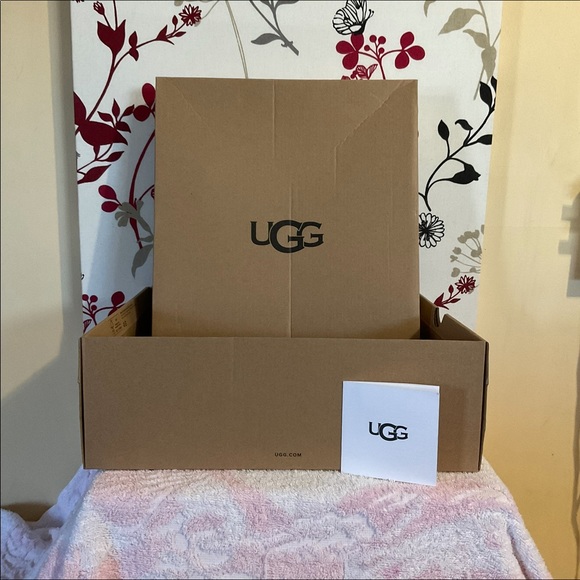 Ugg Women’s Classic Mini Fluff Hi - Low Boots Size AU 8 $112 - Picture 13 of 14